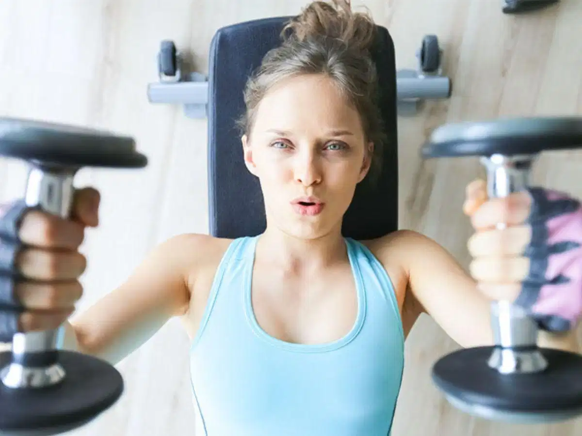 Hít thở đúng cách khi tập gym giúp cung cấp đủ oxy, tăng hiệu suất và ngăn ngừa chóng mặt, mất sức Hít thở đúng cách khi tập gym giúp cung cấp đủ oxy, tăng hiệu suất và ngăn ngừa chóng mặt, mất sức