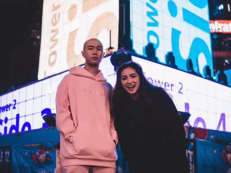 Chi tiết phía sau áo hoodie hồng Local Brand Grimm DC
