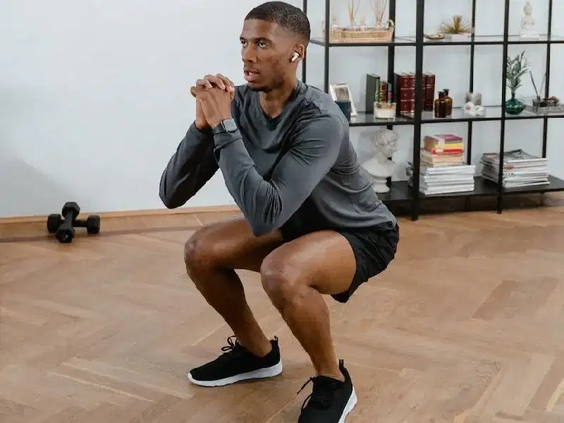 Hướng dẫn tập bài Squats Tư thế Squats bodyweight chuẩn với lưng thẳng và gối mở