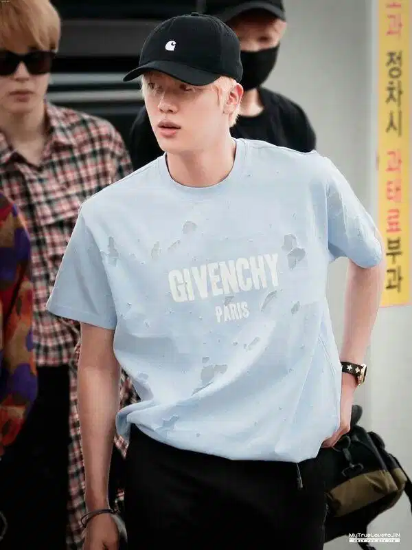 Jin BTS cùng phụ kiện Givenchy Jin BTS xuất hiện cùng trang phục và túi xách Givenchy