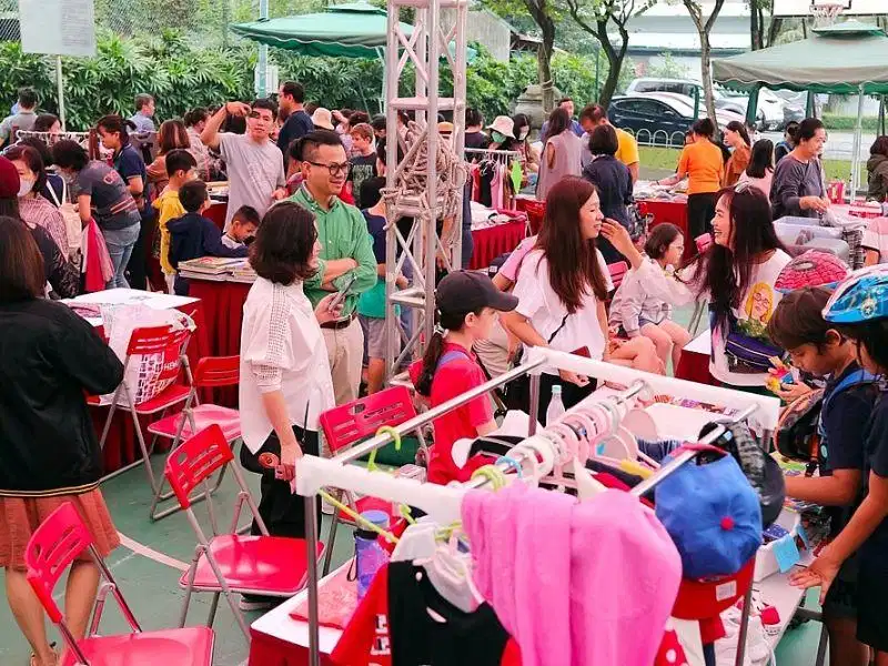 Gian hàng second-hand tại sự kiện thanh lý Nhiều gian hàng thời trang second-hand tại sự kiện thanh lý đồ cũ