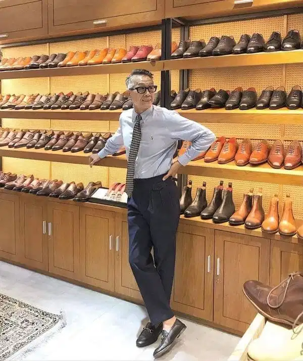 Cách kết hợp phụ kiện nam trung niên Phụ kiện như khăn quàng, kính mắt và đồng hồ làm tăng vẻ lịch lãm