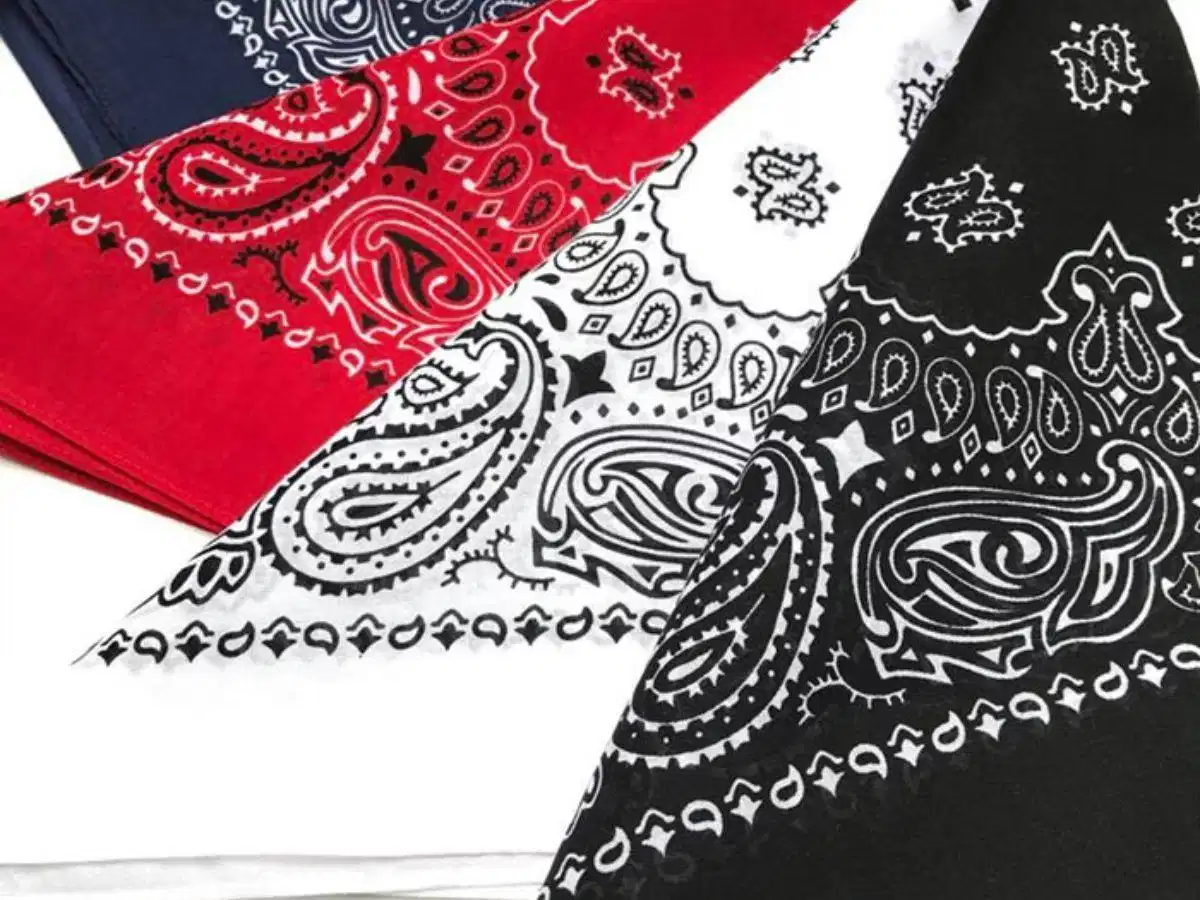 Khăn bandana với họa tiết paisley kinh điển trải phẳng trên bề mặt