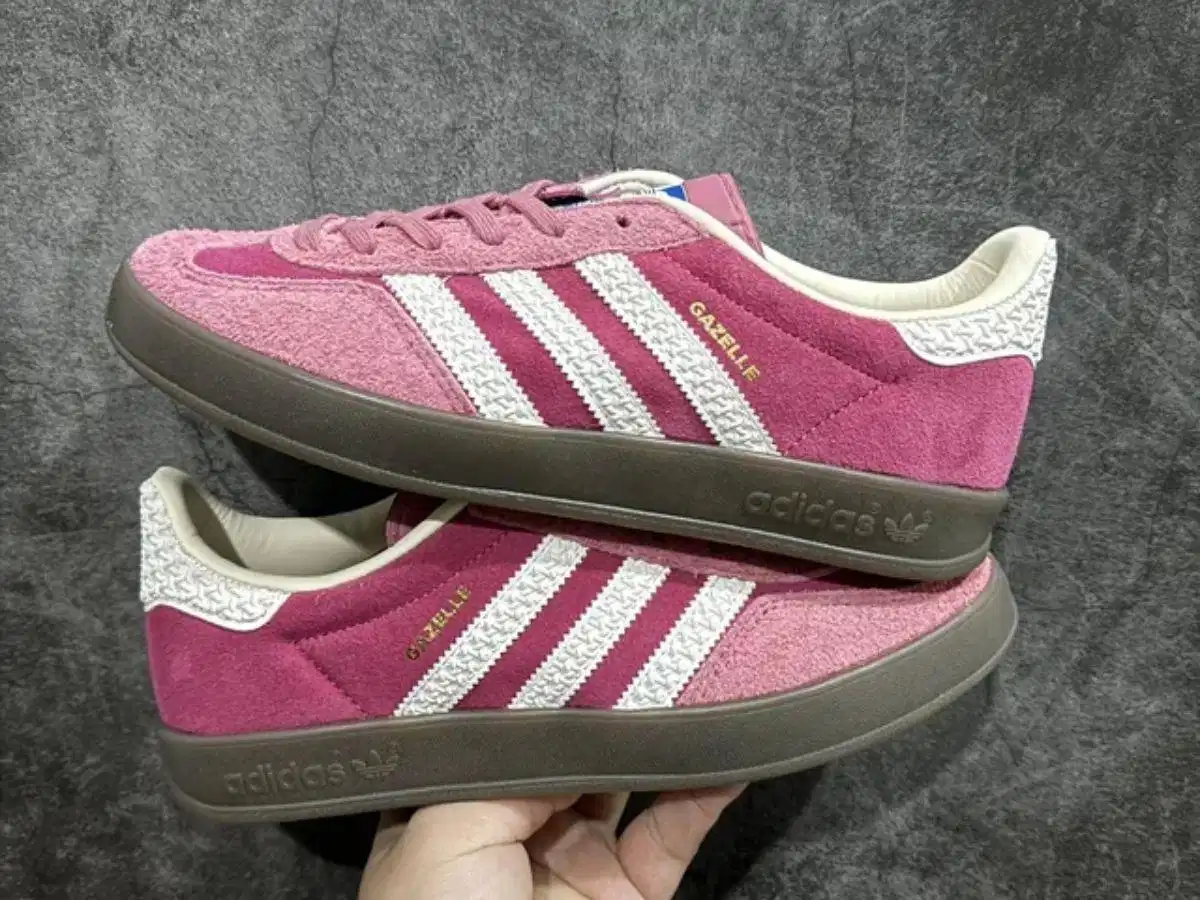 Cảm nhận thực tế khi mang Adidas Gazelle Adidas Gazelle mang lại cảm giác ôm chân êm ái khi di chuyển