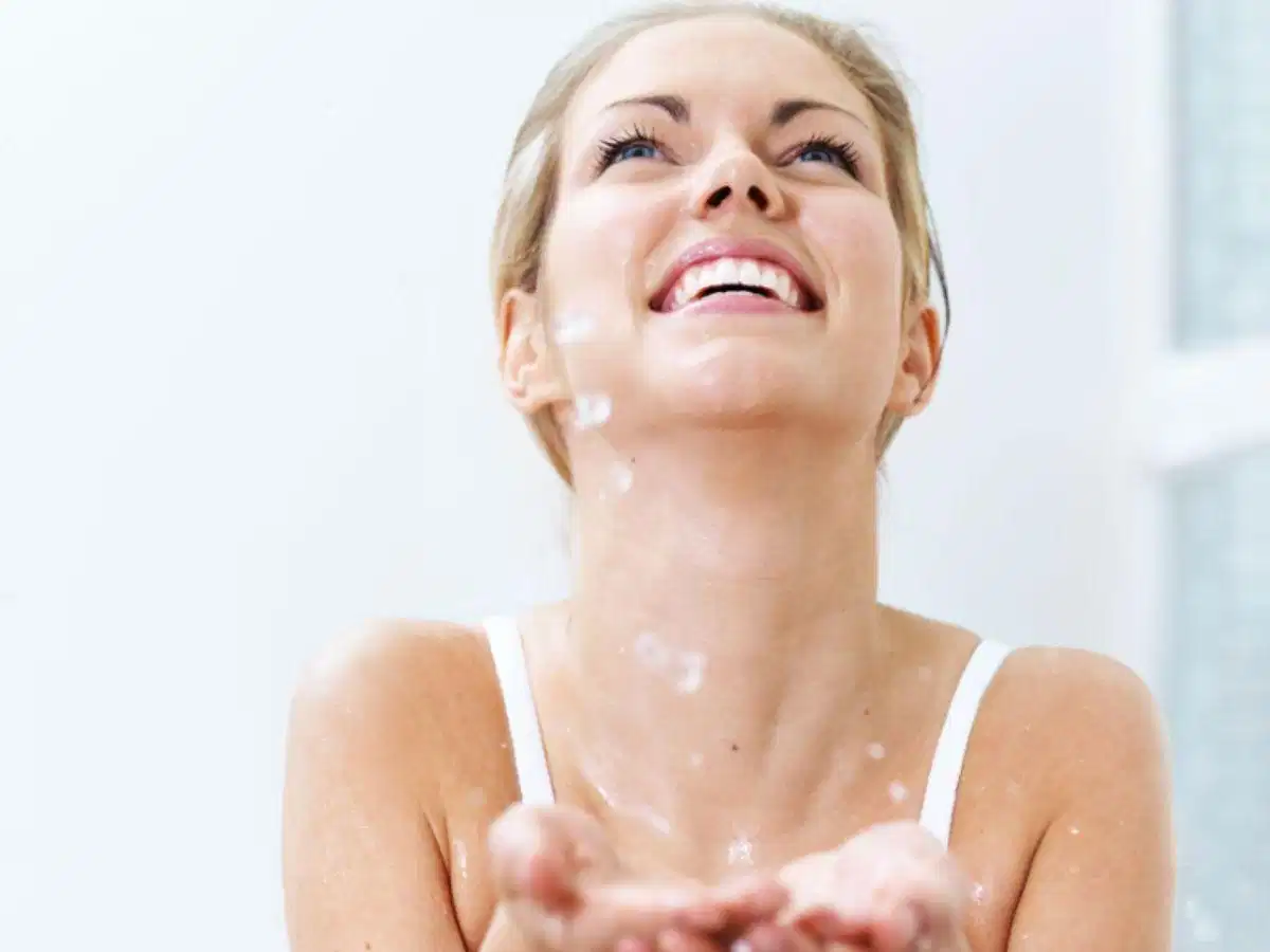 Xông mặt tạo cảm giác thư giãn nhờ hơi ấm và mùi thảo dược