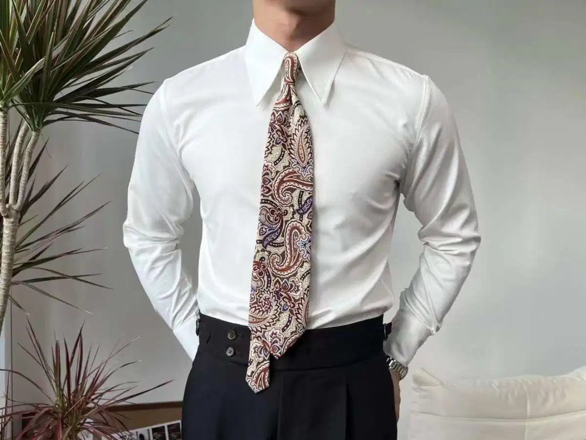 Cổ narrow-point có khoảng cách giữa hai đầu lá cổ hẹp Cổ narrow-point có khoảng cách giữa hai đầu lá cổ hẹp