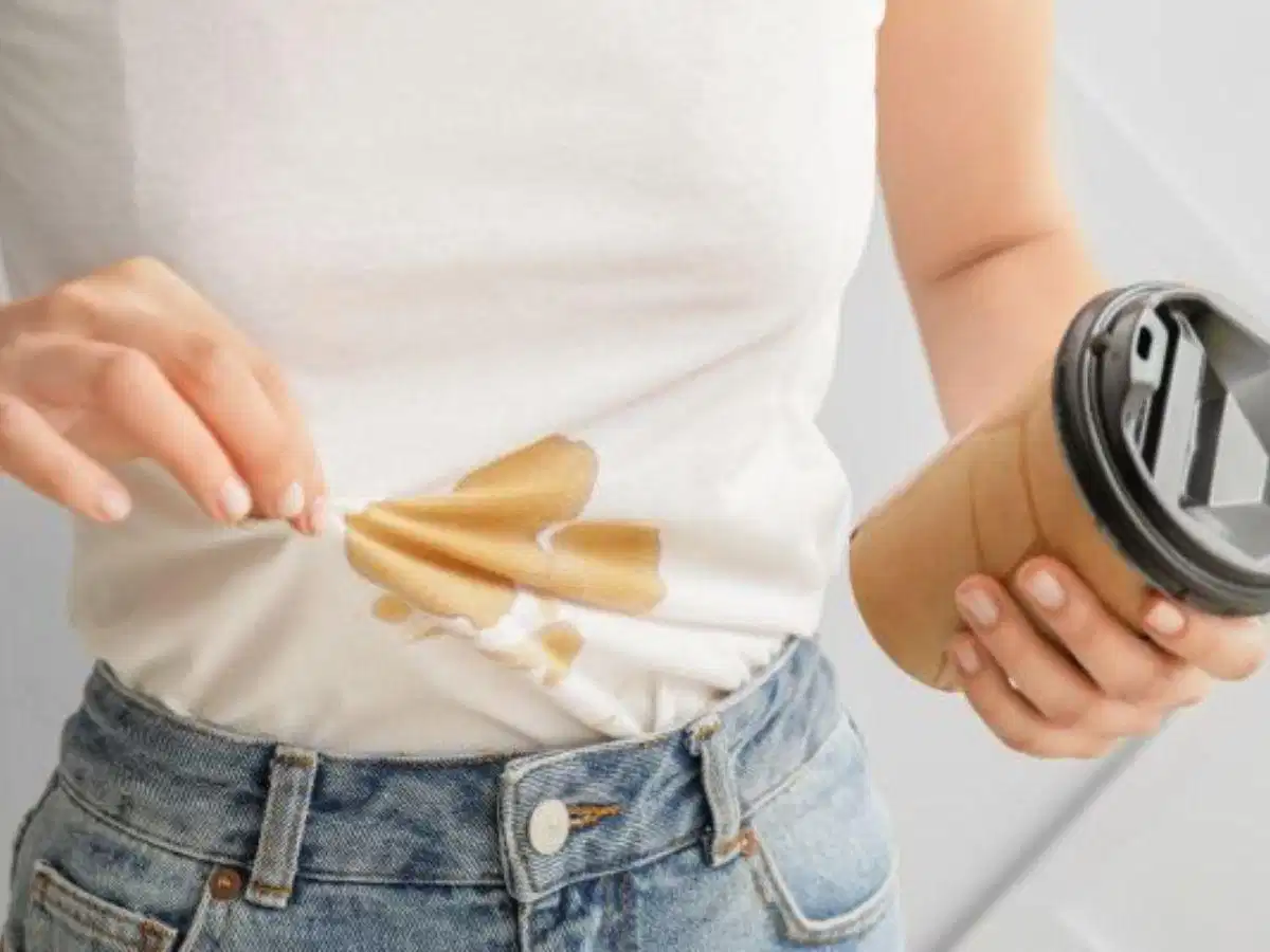 Không nên để lâu các vết bẩn từ trà và cà phê Xử lý sớm vết trà và cà phê trên áo thun