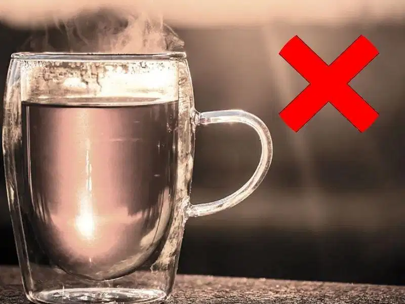 Không dùng nước nóng khi ngâm và giặt đồ lót dính máu Không dùng nước nóng khi ngâm và giặt đồ lót dính máu