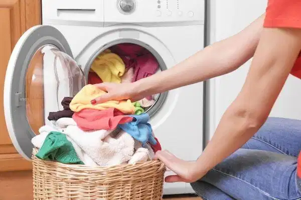 Tránh thêm quần áo ẩm vào giữa chu trình sấy đang chạy