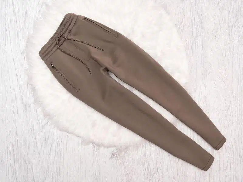 Không phối blazer với quần thể thao Tránh phối blazer với quần thể thao bóng