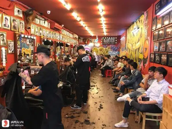 Khu vực chờ tại Liêm Barber Shop Khu vực chờ tại Liêm Barber Shop