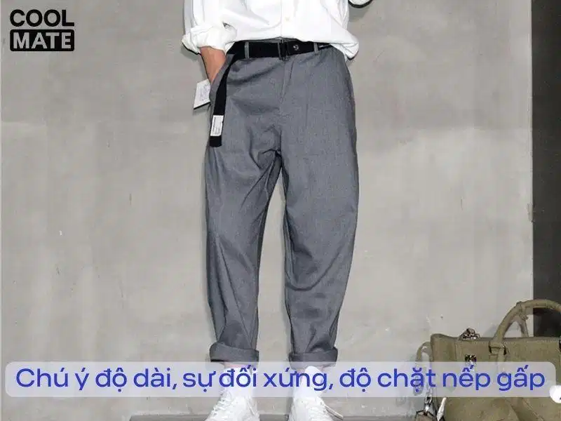 Kiểm tra độ cân đối và đường ly của quần tây khi xắn gấu Kiểm tra độ cân đối và đường ly của quần tây khi xắn gấu