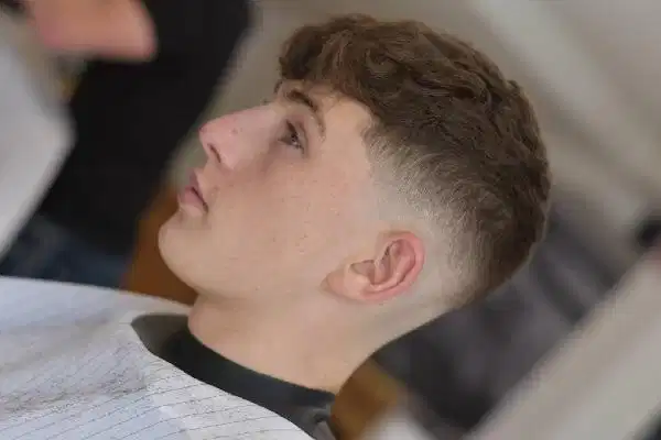 Đường nét góc cạnh của kiểu tóc Skin Fade Đường nét góc cạnh của kiểu tóc Skin Fade
