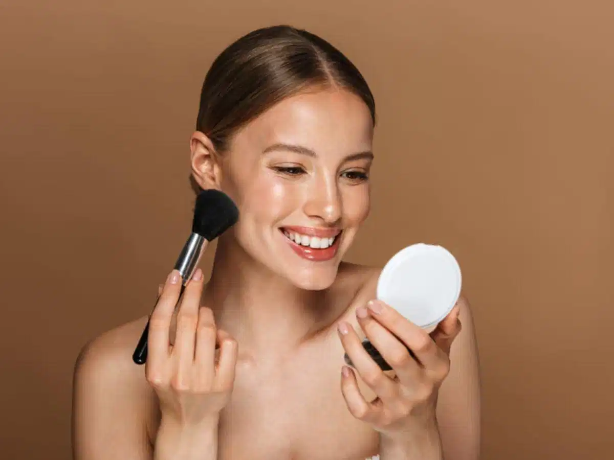 Dặm phấn nhẹ giúp hạn chế làm xê dịch lớp nền Dặm phấn nhẹ giúp hạn chế làm xê dịch lớp nền