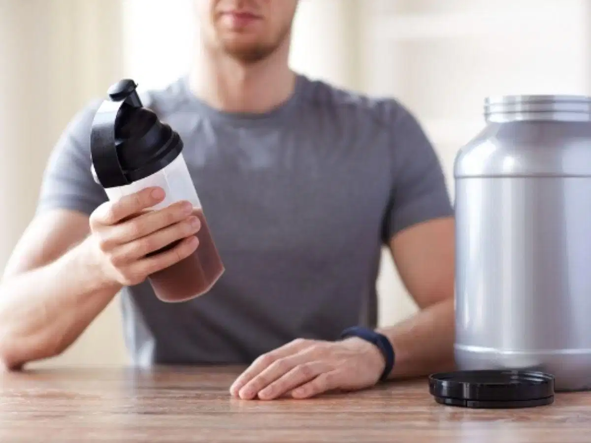Lắc kỹ hỗn hợp bằng bình shaker Lắc kỹ hỗn hợp bằng bình shaker