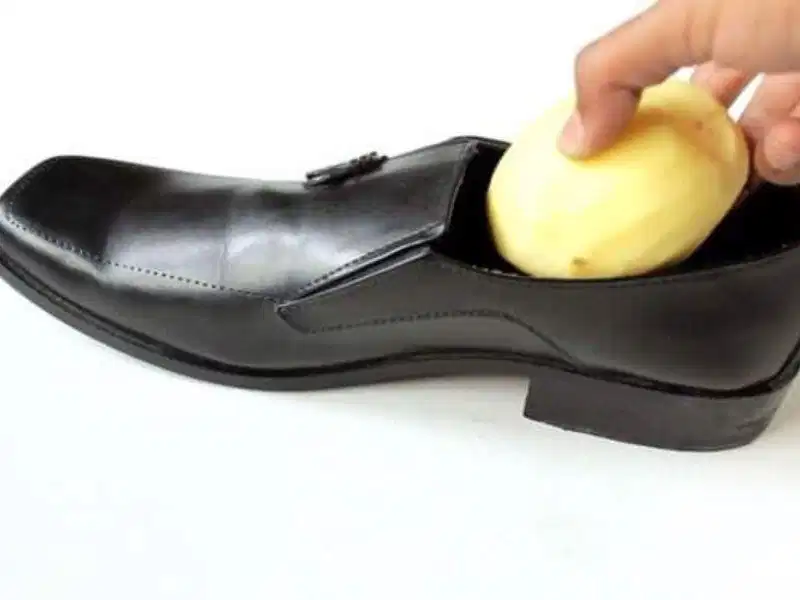 Làm giãn giày da bằng củ khoai tây Làm giãn giày da bằng củ khoai tây