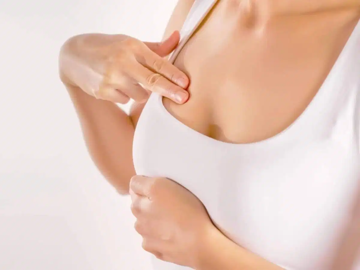 Làm sạch và lau khô ngực trước khi mặc áo Làm sạch và lau khô da trước khi dán áo bra cánh tiên