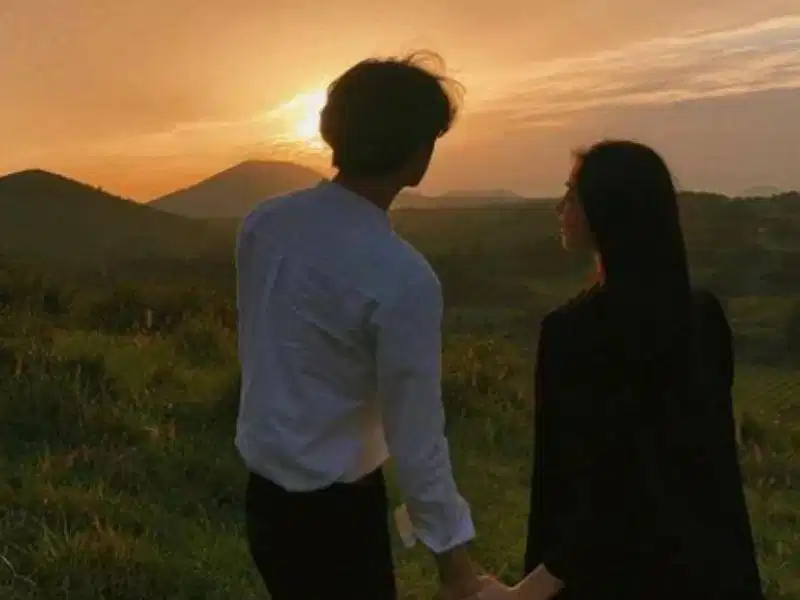 Tình yêu lowkey ưu tiên sự gắn kết sâu sắc thay vì phô trương công khai