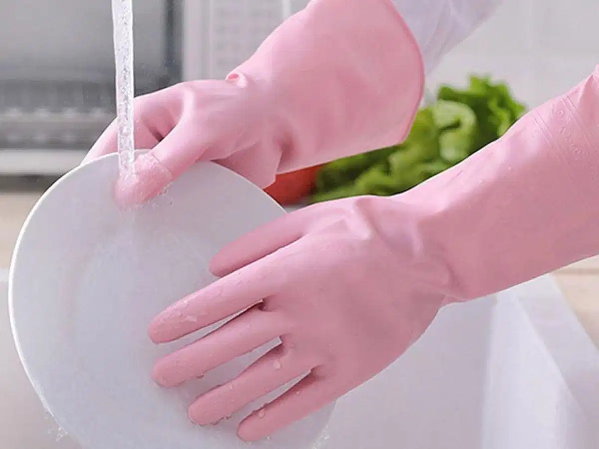 Đeo găng tay khi tiếp xúc với hóa chất và chất tẩy rửa