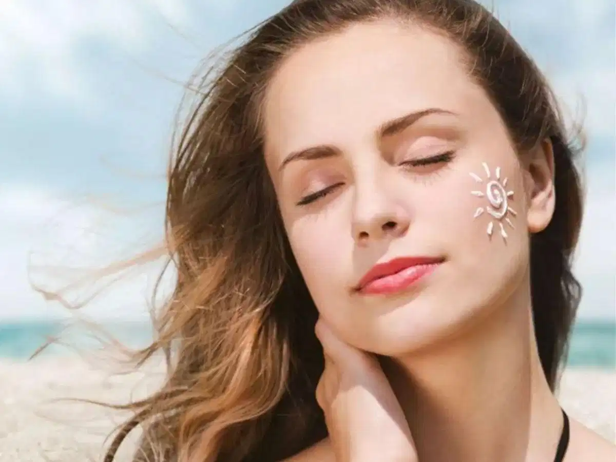 Thoa kem chống nắng và dưỡng ẩm sau khi chăm sóc da Thoa kem chống nắng và dưỡng ẩm sau khi chăm sóc da