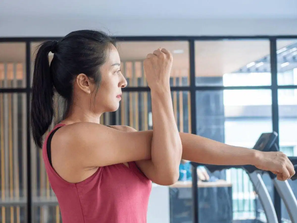 Khởi động kỹ trước khi tập tư thế ngửa lưng Khởi động khớp cổ và vai kỹ lưỡng trước khi thực hiện các bài tập yoga uốn lưng