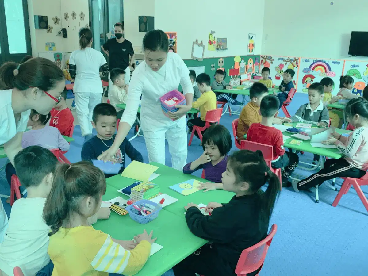 Đồng phục giáo viên mầm non thể hiện sự gắn kết và tính chuyên nghiệp của nhà trường Đồng phục giáo viên mầm non thể hiện sự gắn kết và tính chuyên nghiệp của nhà trường