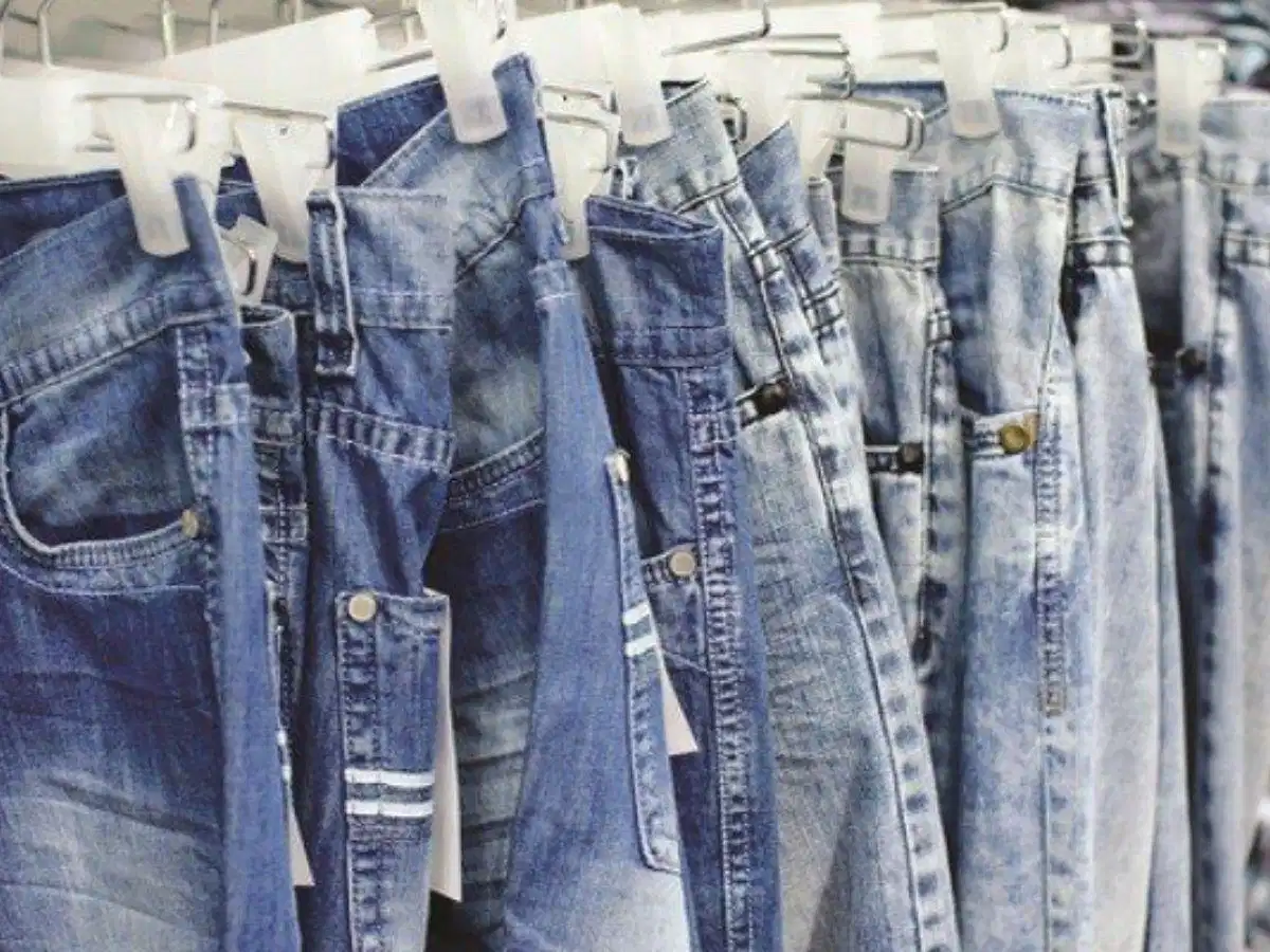 Quần jean trở nên phổ biến nhờ độ bền và khả năng phối đồ