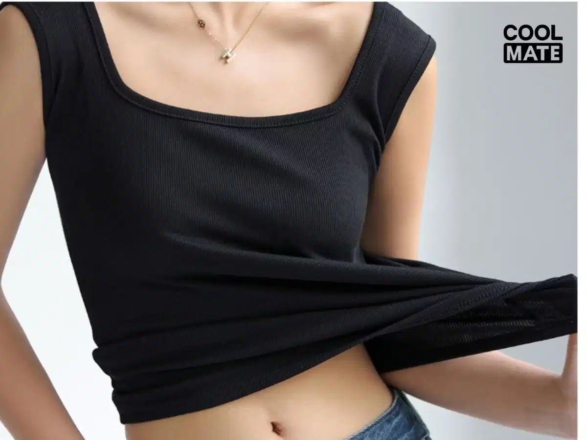 Áo croptop hai dây màu pastel phối cùng quần jogger