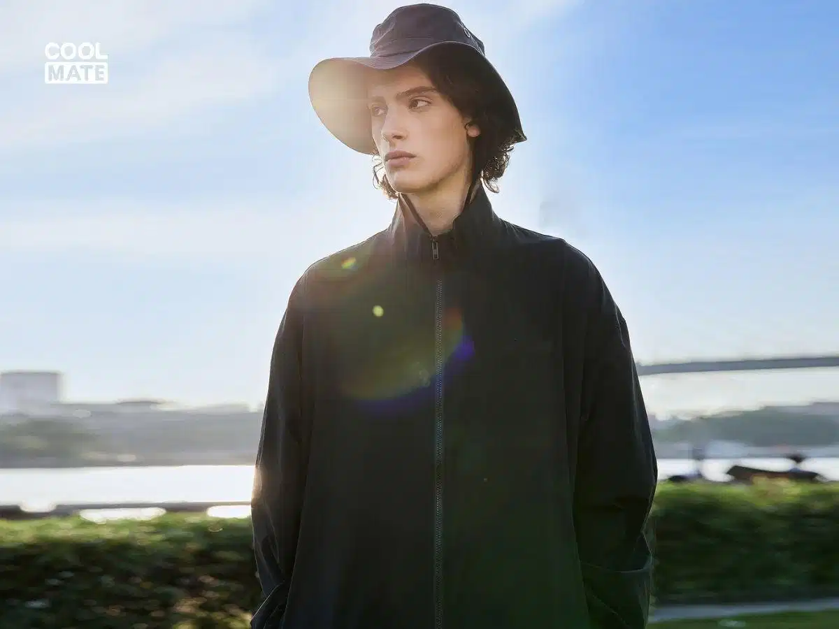 Áo khoác màu đen sử dụng khi chống nắng Áo khoác màu đen sử dụng khi chống nắng