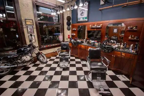Không gian mộc mạc bên trong Manner Barber Cù Chính Lan