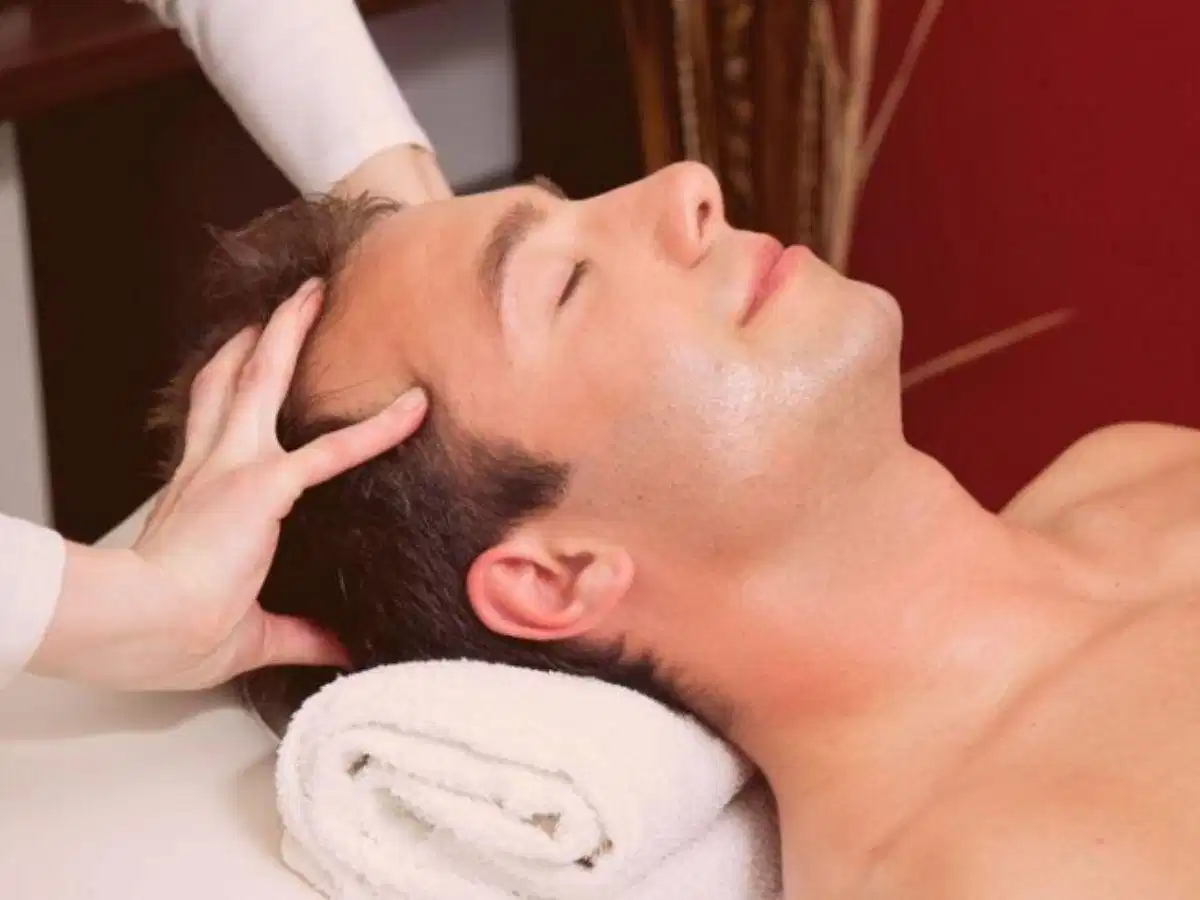 Massage da đầu kích thích lưu thông máu Kỹ thuật massage cải thiện tuần hoàn máu vùng da đầu cho nam giới