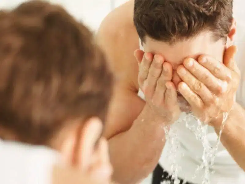 Rửa sạch mặt nạ đất sét bằng nước ấm Rửa sạch mặt nạ đất sét bằng nước ấm