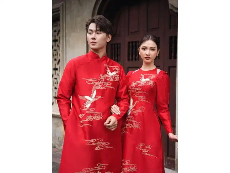Mẫu áo dài cưới màu đỏ thêu đôi hạc sóng nước Mẫu áo dài cưới màu đỏ thêu đôi hạc sóng nước cho chú rể