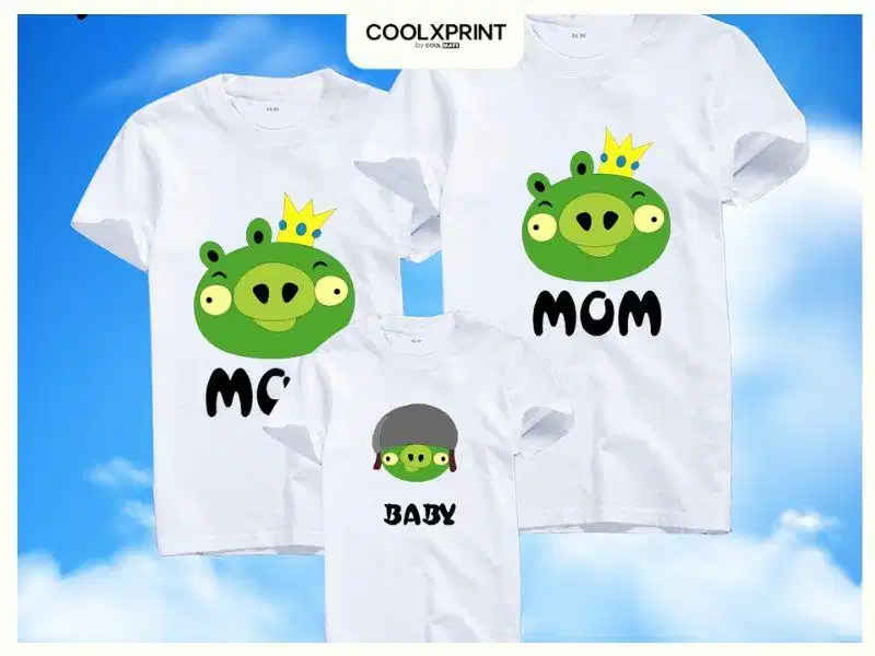 Kiểu áo in hình dễ thương cho cả gia đình Áo thun in hình minh họa dễ thương cho gia đình 3 thành viên