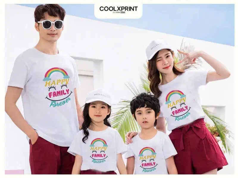 Hình in nhiều màu sắc trẻ trung Hình in nhiều màu sắc tươi tắn trên áo gia đình 4 người