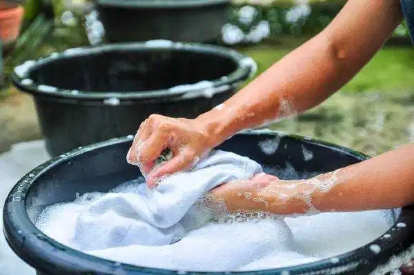 Bảo quản và giữ phom áo sơ mi Treo áo sơ mi phẳng phiu trên móc áo chuyên dụng để giữ phom dáng