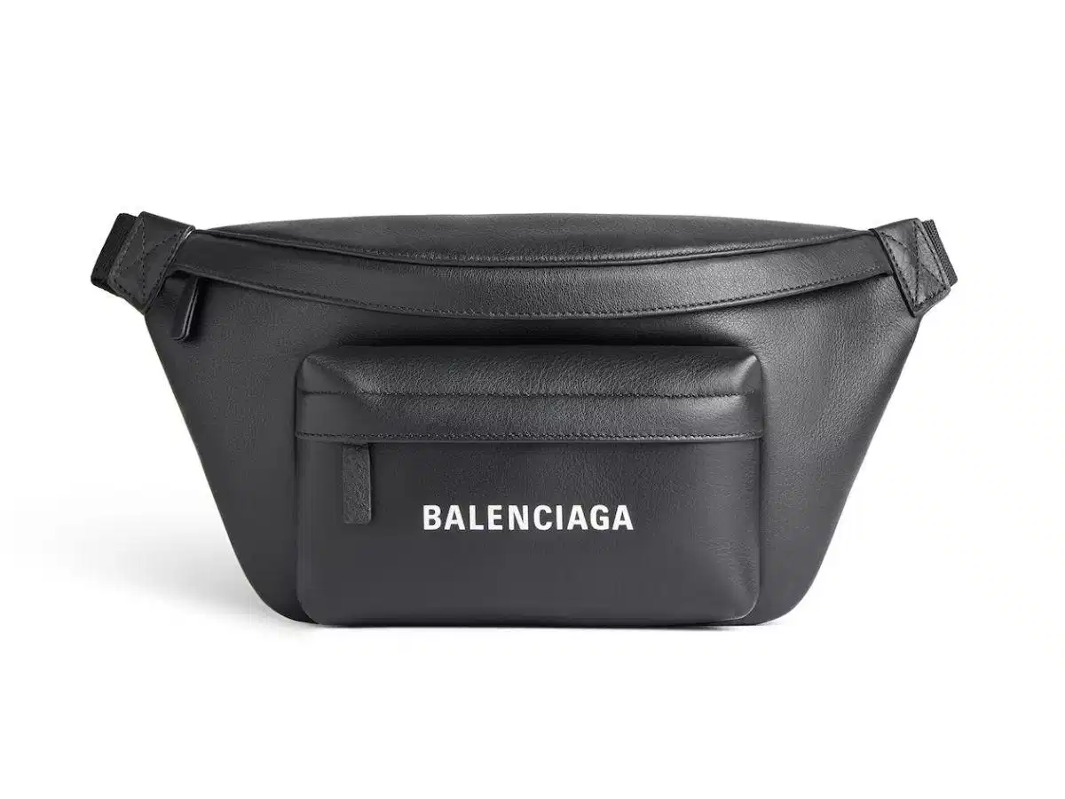 Balenciaga Men's Everyday Beltpack Túi da Balenciaga Men's Everyday Beltpack màu đen tối giản