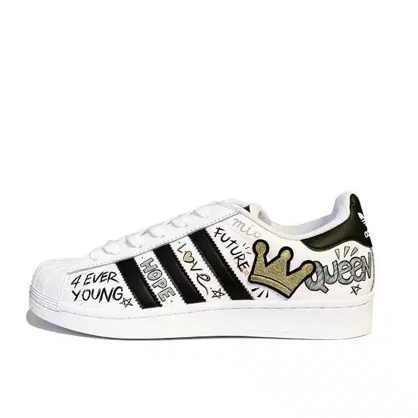 Mẫu giày Adidas Superstar custom họa tiết '4ever Young' Mẫu giày Adidas Superstar custom họa tiết '4ever Young'