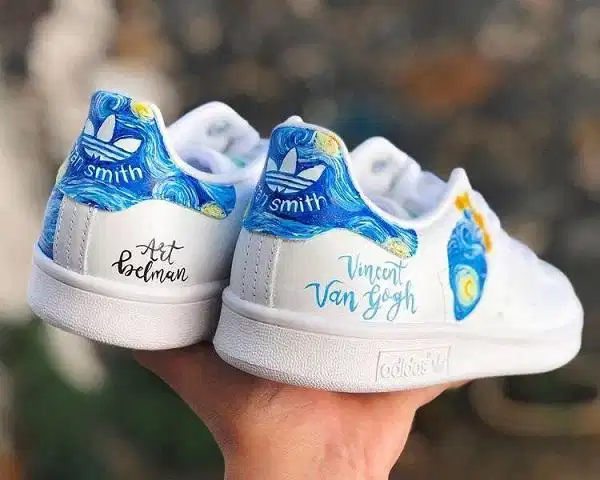 Mẫu giày Adidas Superstar custom họa tiết 'Đêm đầy sao' của Van Gogh Mẫu giày Adidas Superstar custom họa tiết 'Đêm đầy sao' của Van Gogh