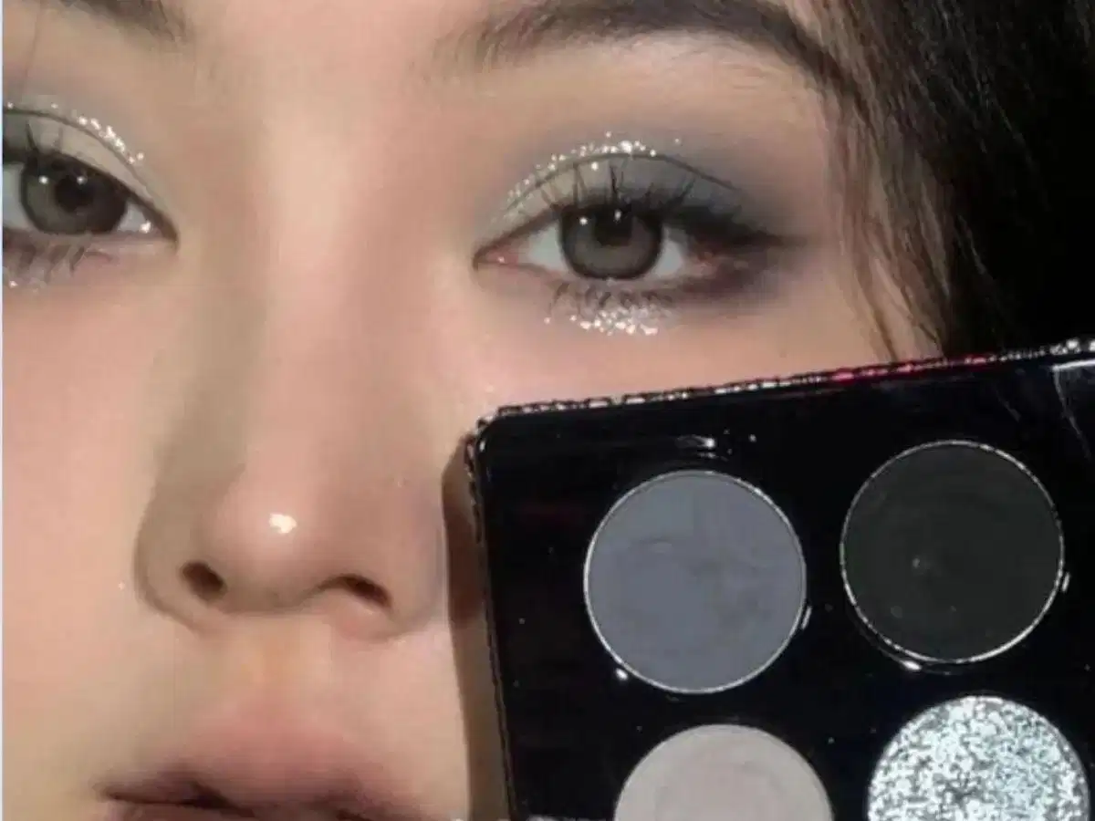 Nhũ mắt bạc tạo điểm nhấn nổi bật cho makeup dự tiệc Nhũ mắt bạc tạo điểm nhấn nổi bật cho makeup dự tiệc