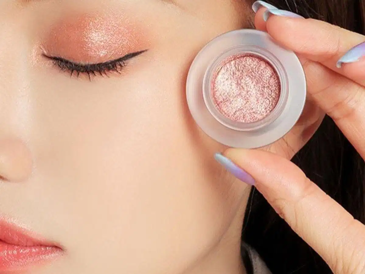 Các sắc nhũ mắt tạo điểm sáng cho lớp trang điểm Các sắc nhũ mắt tạo điểm sáng cho lớp trang điểm