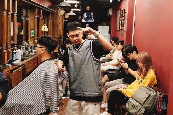 Khu vực ghế cắt tại Mister Barber Đống Đa