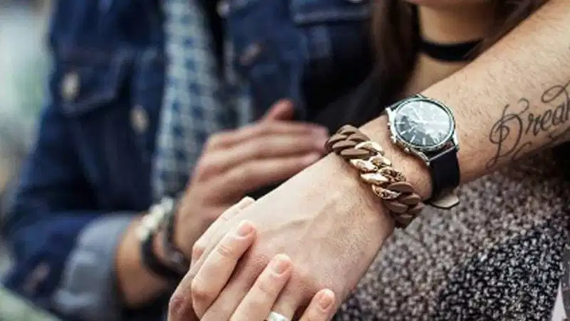 Đồng hồ tối giản phối cùng vòng tay cá tính Đồng hồ tối giản phối cùng vòng tay cá tính