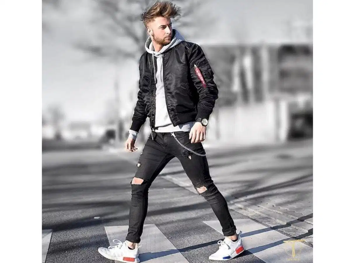Phối bomber oversized với lớp áo trong và quần streetwear Phối bomber oversized với lớp áo trong và quần streetwear