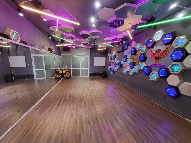 Không gian phòng tập nhảy Kpop hiện đại với gương lớn và sàn gỗ tiêu chuẩn