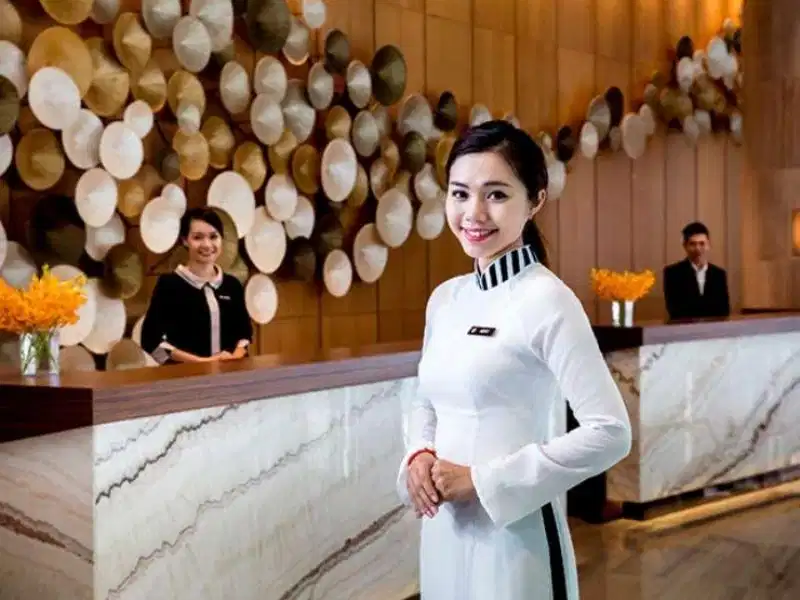 Mẫu đồng phục lễ tân resort biển nhẹ nhàng, trang nhã Đồng phục chất liệu tự nhiên cho khu nghỉ dưỡng sinh thái