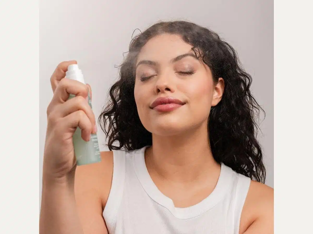 Một số sản phẩm xịt khoáng có thể có vai trò cấp ẩm nhẹ tương tự toner Một số sản phẩm xịt khoáng có thể có vai trò cấp ẩm nhẹ tương tự toner