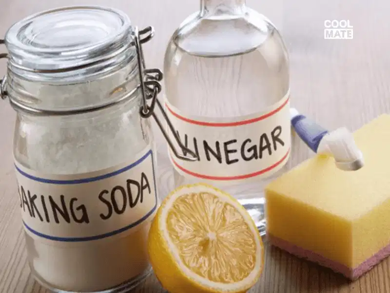 Một trong những chất tẩy rửa mạnh phổ biến hiện nay chính là Baking soda Sử dụng baking soda để tẩy vết ố trên tất trắng
