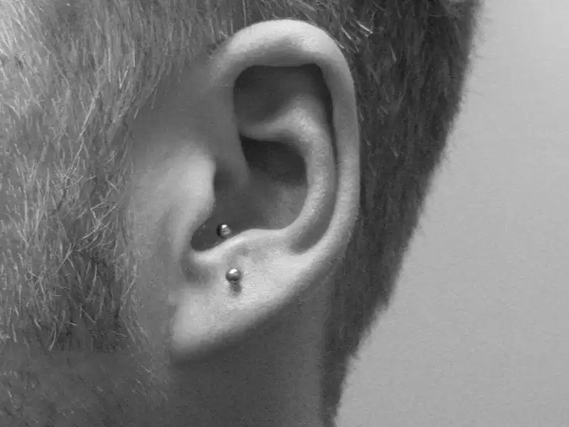 Lỗ xỏ Anti-Tragus nằm trên gờ sụn đối diện nắp tai