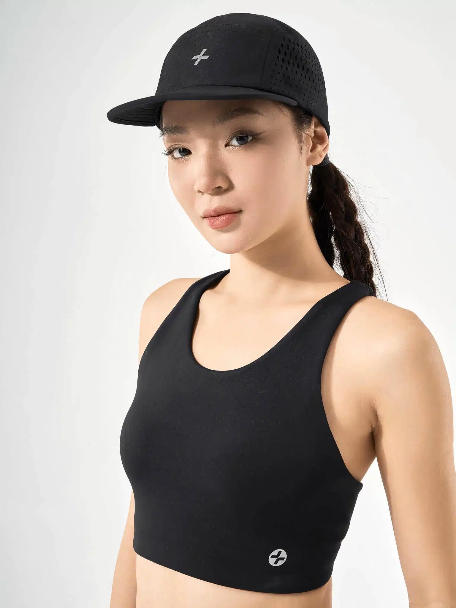 Mũ lưỡi trai phối cùng quần tây ống rộng nữ